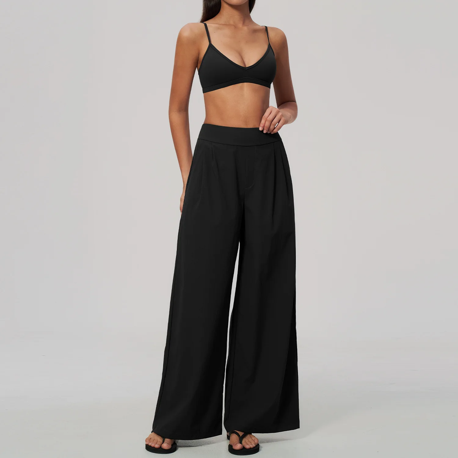 Compression Long Pant - 背中が開いたブラトップと、ショート丈のUネック長袖トップス、ハイウエストのワイドプリーツパンツの2点セット。女性用スポーツウェア、ヨガウェア、ジムウェアとして最適。